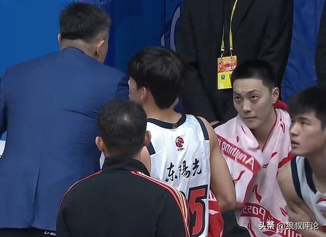 开云体育下载官网-人气真高！胡明轩26+4+4新赛季最佳一战 连中三分引现场粉丝狂欢