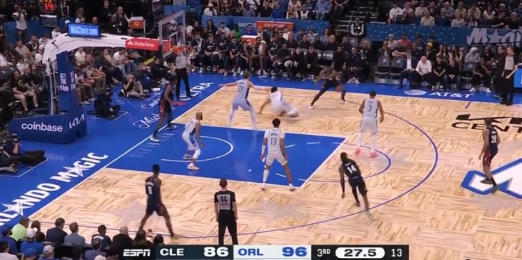 开云体育下载入口-止血！米切尔晃倒新秀庞达 随后空位三分稳稳命中