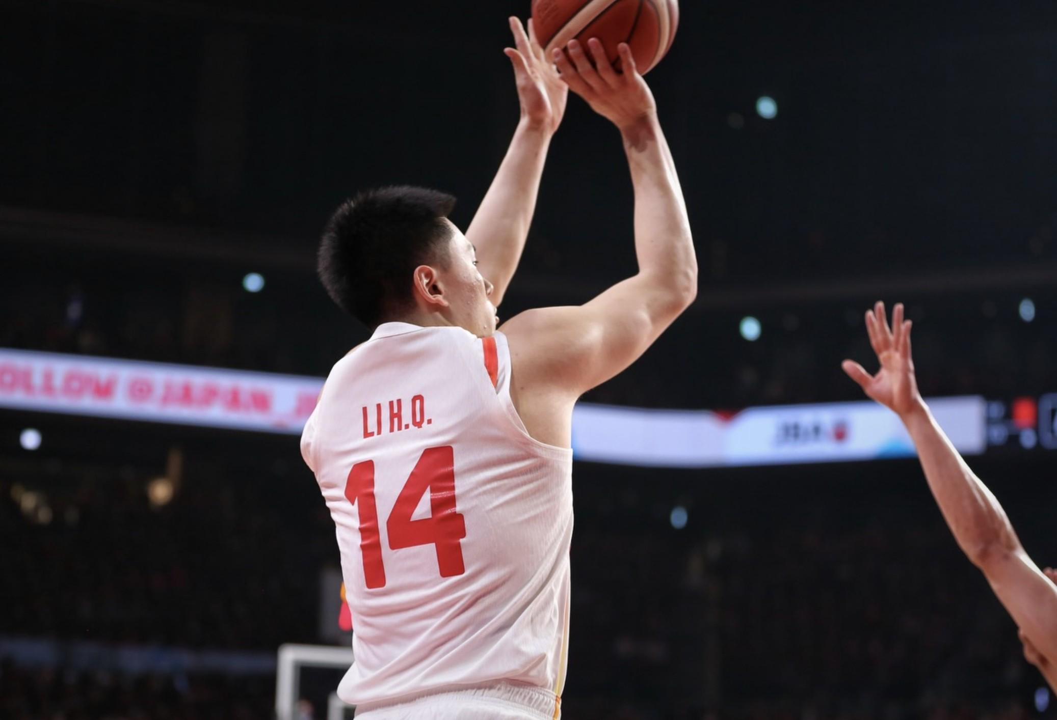 开云平台-奶爸超绝表现，李弘权投篮6中3得9分10板，正负值全队最高+21